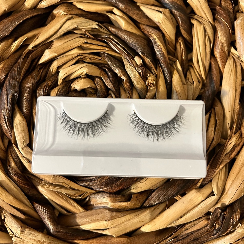 False eye lashes